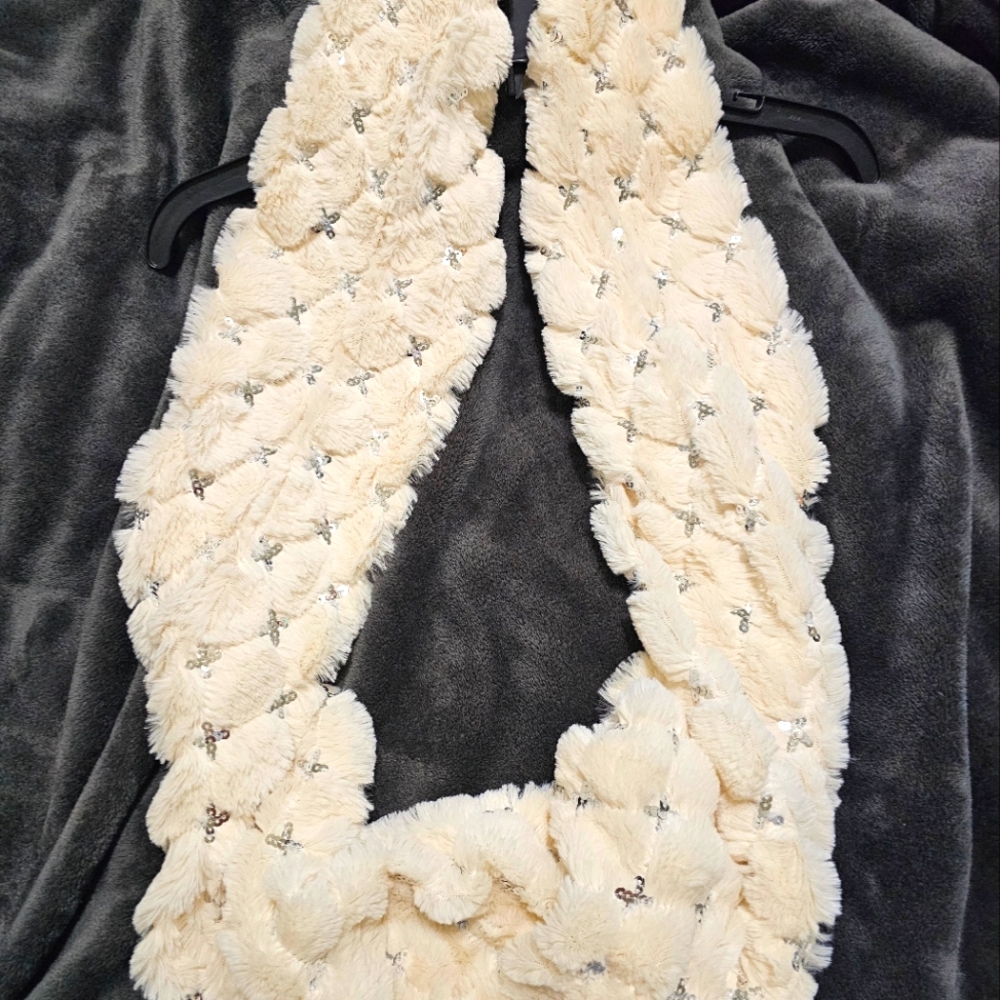 ●●PRICE DROP●● Super soft scarf with silver embellishments